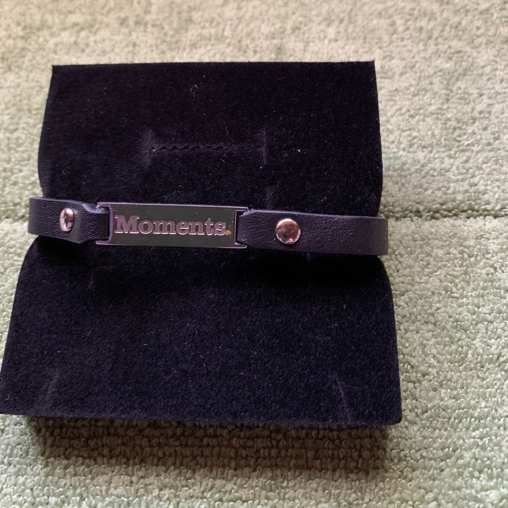 Adjustable black leather look Moments bracelet